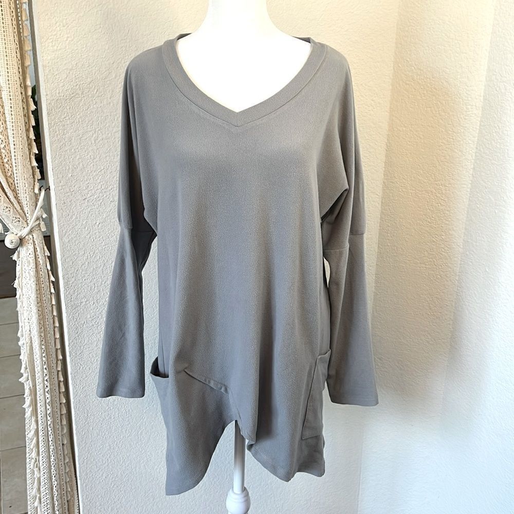 Gray Fleece Long Sleeve V-Neck Pull Over Tunic ~ Size Medium